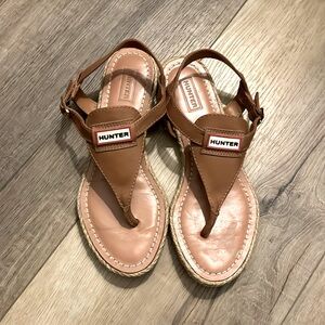 Hunter "Thatch" 8 Brown Leather Sandals T-Strap Gold Buckles Woman’s Size 7